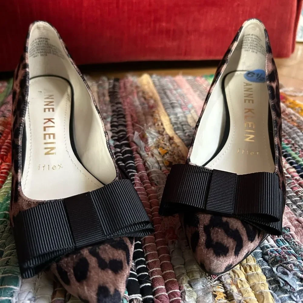 Anne Klein Animal Print Heels with Black Accent Size 6.5 - Picture 4 of 12
